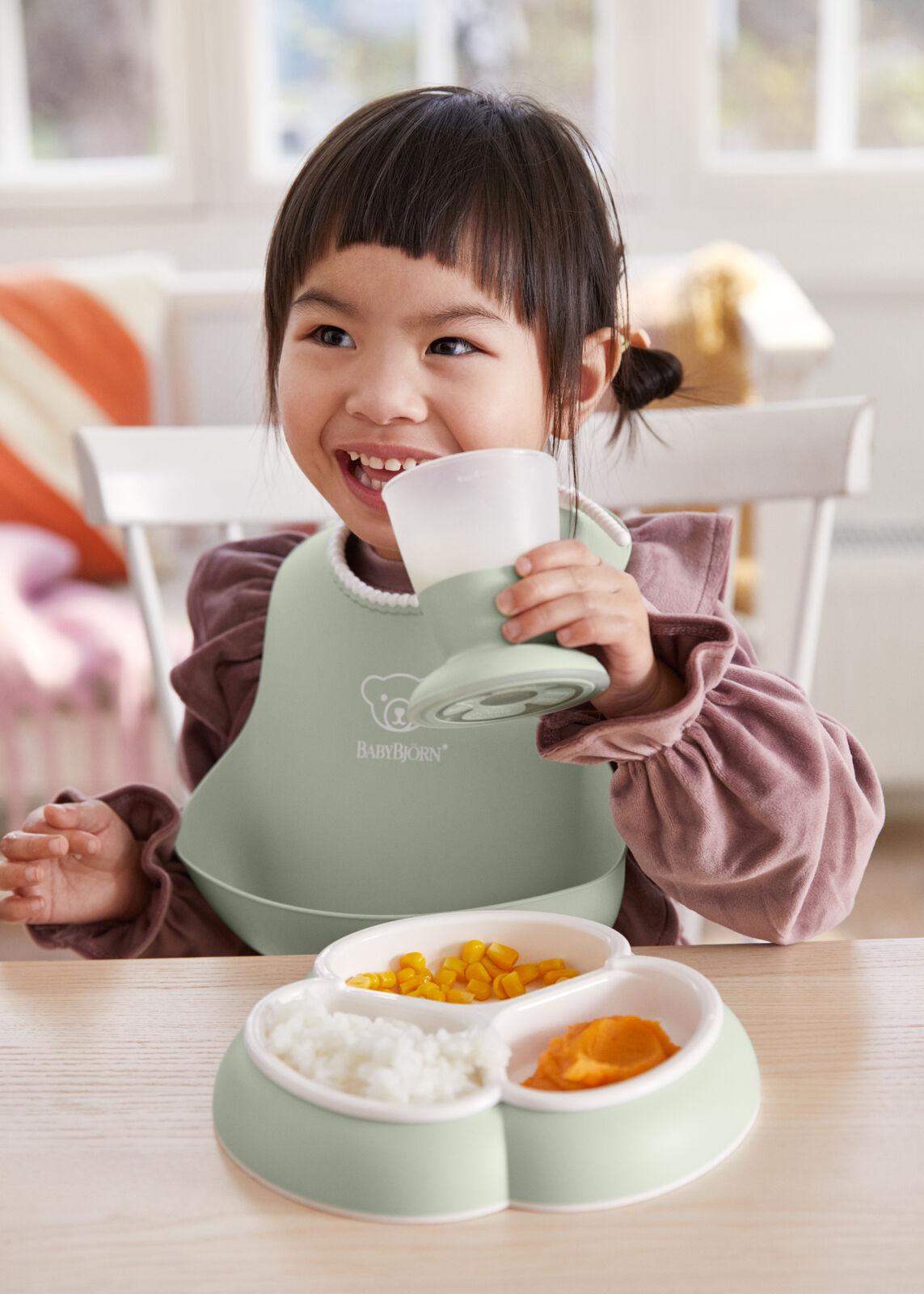 Baby plate with divided parts for the food and baby bib in powder green - BabyBjörn